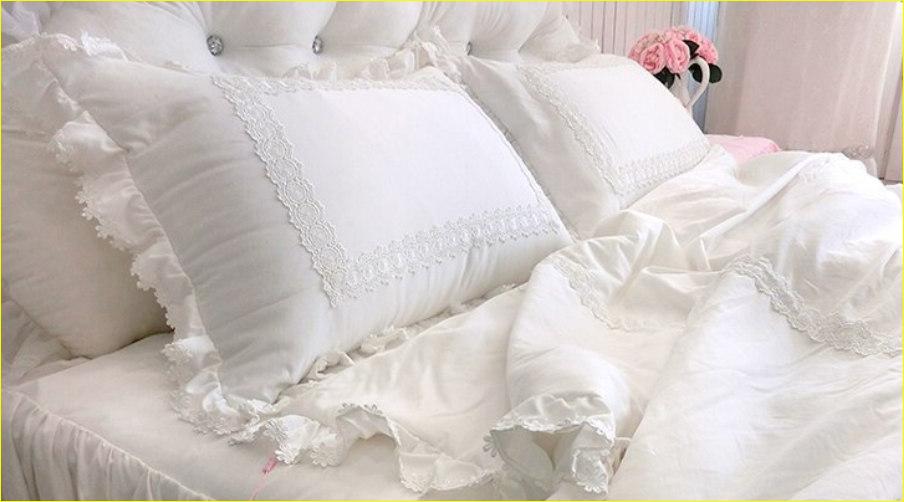 Приметы нельзя спать на двух подушках. Приметы две подушки на кровати. Подушка Bedberry Celestial Home Textile. Salaron одеалы подушке. Hydra Ruffle Bed.
